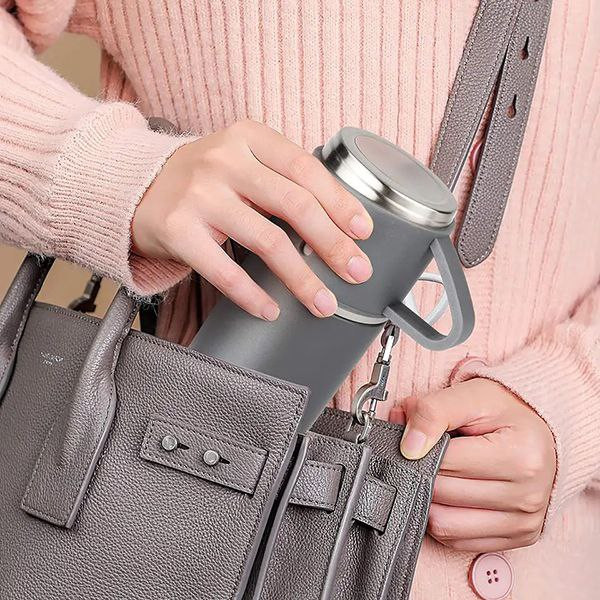 فلاسک استیل سهکاپ بههمراه سه فنجان استیل درون کیف مخصوص حمل و نگهداری